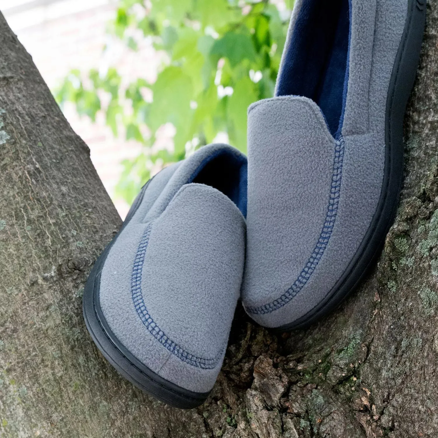 Isotoner Men's moccasins made from Roman recycled fleece