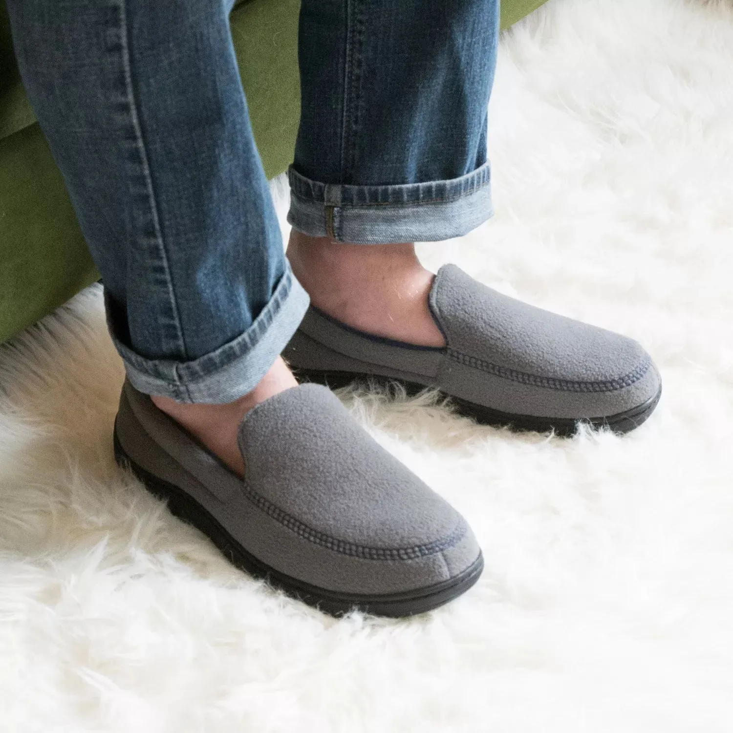 Isotoner Men's moccasins made from Roman recycled fleece