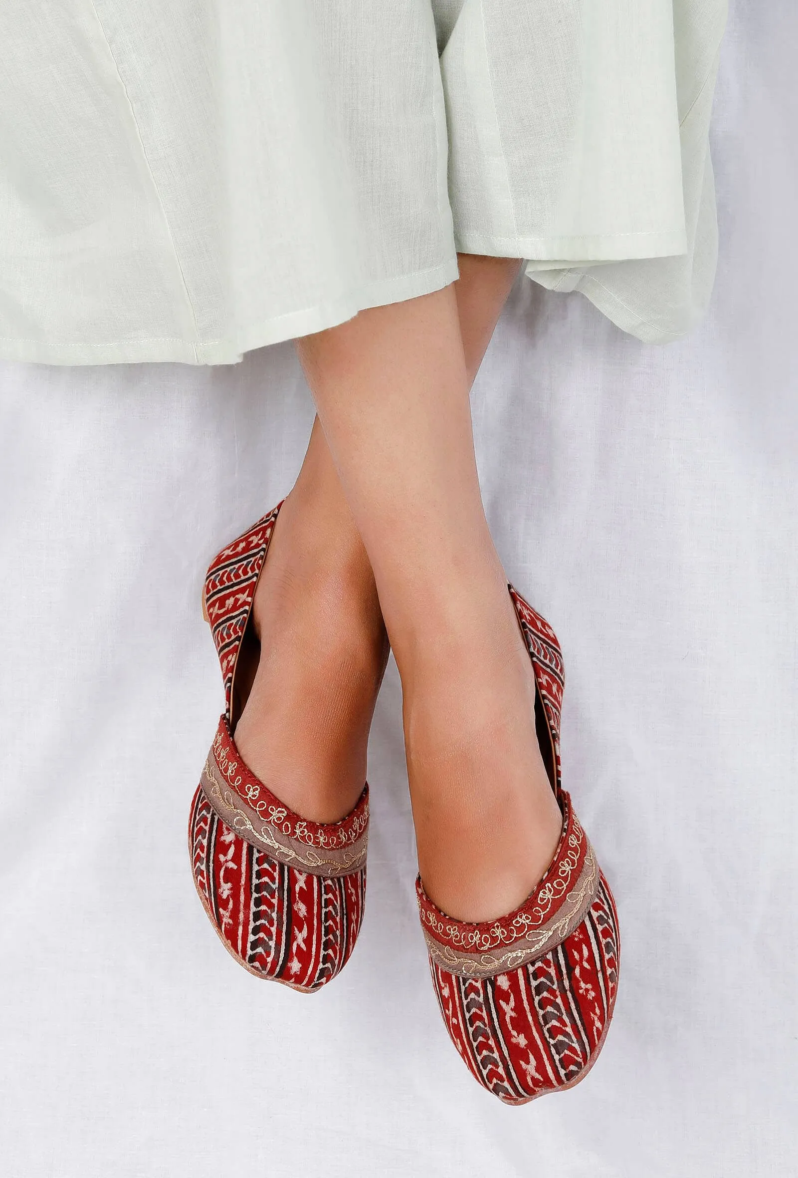 Red Contrast Ajrak Jutti